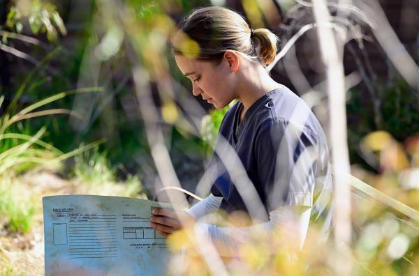 Bild 1 von 3: Als Mary (Tuuli Narkle) erneut einen Blick in die alte Krankenhausakte ihrer Mutter wirft, ist sie erschüttert über die wahren Umstände ihrer Adoption.