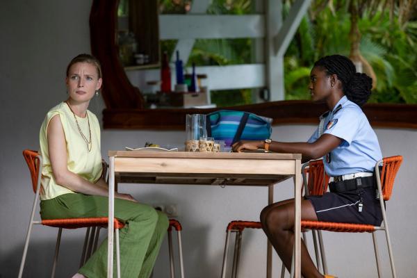 Bild 1 von 3: Ariel Fanshaw (Leo Hatton, l.) ist ebenfalls Patientin in der Rehaklinik. Sie hat einen interessanten Hinweis für Sergeant Thomas (Shantol Jackson, r.).