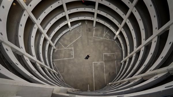 Bild 1 von 7: Im Bild: Mit einer sogenannten Doppelhelix, auf der die Autos auf der einen Seite hoch und auf der anderen Seite wieder runterfahren können, ist Mitte der 60er Jahre das Parkhaus eine moderne Sensation.