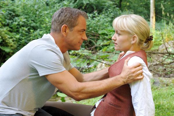 Bild 1 von 1: Im Bild: Florian Fitz (Dr. Frank Riemer), Eva Herzig (Katharina Lenz).