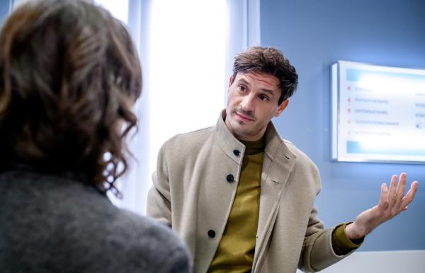 Bild 1 von 6: Massimo ( Jaime Ferkic r.) ist froh, als er Olivia ( Soraya Bouabsa l.) abholen kann und stellt fest, dass er Marlon Unrecht getan hat.