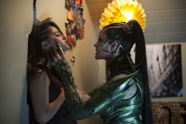 Bild 1 von 8: Trini (Becky G, l.); Rita Repulsa (Elizabeth Banks, r.)
