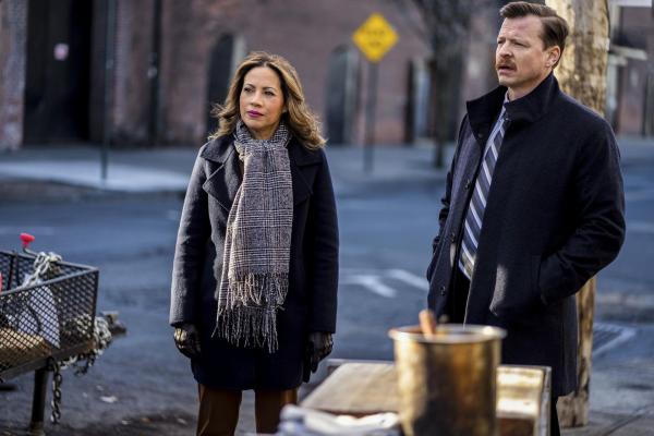 Bild 1 von 12: Detective Crystal Morales (Elizabeth Rodriguez, l.); Detective Tommy Killian (Kevin Rankin, r.)