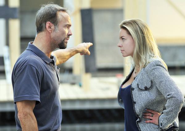 Bild 1 von 22: Karlheinz (Hannes Jaenicke) und Wanda (Karolina Lodyga) haben Meinungsverschiedenheiten.