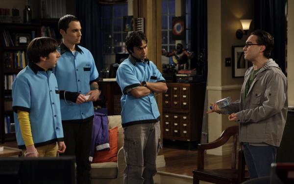 Bild 1 von 23: Sind etwas irritiert von Leonard (Johnny Galecki, r.): Sheldon (Jim Parsons, 2.v.l.), Rajesh (Kunal Nayyar, 2.v.r.) und Howard (Simon Helberg, 2.v.l.) ...
