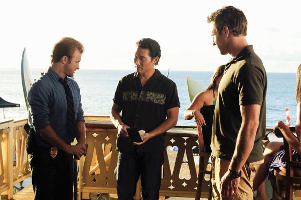 Bild 1 von 44: Bei den berühmten Coral Prince Surfmeisterschaften wird der Chef von Coral Prince, Ian Adams, auf dem Board stehend erschossen. Steve (Alex O'Loughlin, r.), Danny (Scott Caan, l.) und Chin (Daniel Dae Kim, M.) beginnen mit den Ermittlungen ...