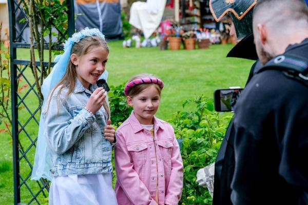 Bild 1 von 14: Im Bild: ORF Kids Kameramann Stefan, Luisa und Anna.