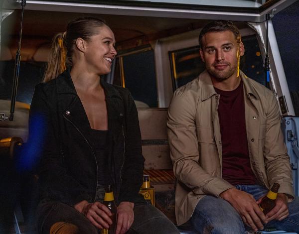 Bild 1 von 9: Lena Bosko (Ronda Rousey, l.); Eddie Diaz (Ryan Guzman, r.)