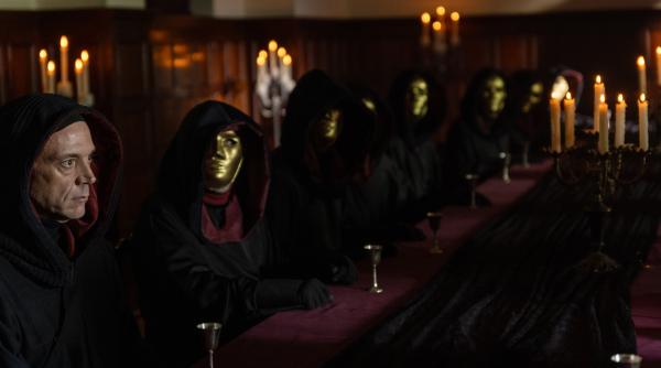 Bild 1 von 17: Die Zusammenkunft: Abt Fedor (Robert Dölle) in einer gefährlichen Lage.