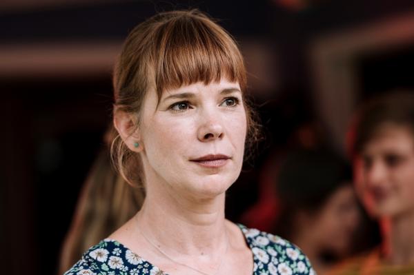 Bild 1 von 6: Ulrike Pielcke (Milena Dreißig) weiß nicht mehr, was sie tun soll.