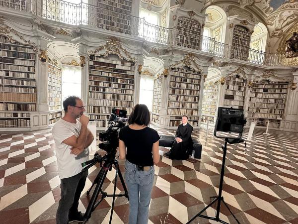 Bild 1 von 2: Im Bild: Interview mit Pater Prior Maximilian Schiefermüller, dem Stiftsbibliothekar.