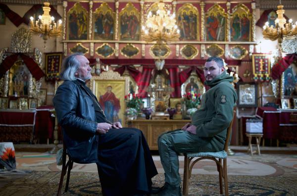 Bild 1 von 2: Zurück an die Front ? mit dem Segen des Priesters: Soldat Vasya (re.) und Iwan (li.)