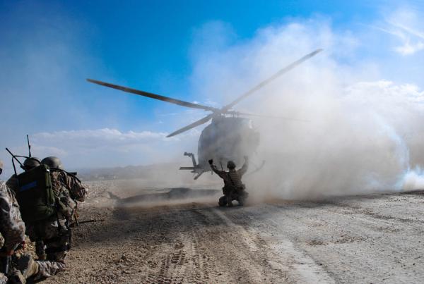 Bild 1 von 3: Ausgerüstet mit Helikoptern, Drohnen und Robotern, kämpfen mehr als 200 000 Soldaten einer internationalen Allianz in Afghanistan.