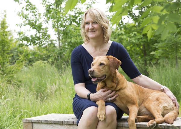 Bild 1 von 2: Claire Guest mit Hündin Daisy, die Krebskrankheiten beim Menschen aufstöbern kann.