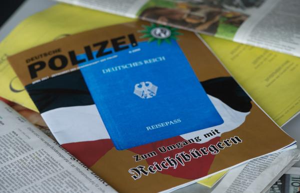 Bild 1 von 1: Immer mehr Menschen wollen nichts mehr mit dem Staat zu tun haben. Eine Mischung aus Reichsbürgern, Selbstverwaltern und Systemverweigerern kehrt der Bundesrepublik den Rücken zu.