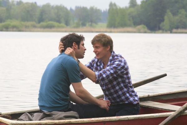 Bild 1 von 15: Der romantische Bootstrip der beiden Verliebten (Manuel Wittig, l. und Andreas Helgi Schmid, r.) wird zum Desaster - am Ufer zerreißt sich das ganze Dorf das Maul ...