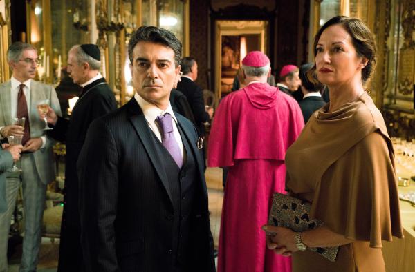 Bild 1 von 1: Minister Paolo Manchetti (Fabrizio Rimagnoli) sucht Karla Lorenz (Natalia Wörner) auf.