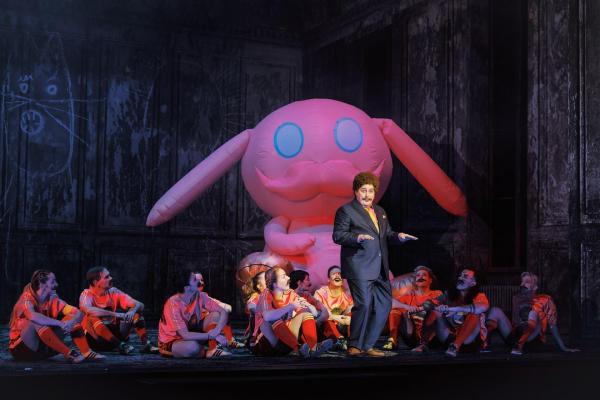 Bild 1 von 19: Im Bild: Jakob Semotan (Manager Stefan/Josef Stanzel), Ensemble.