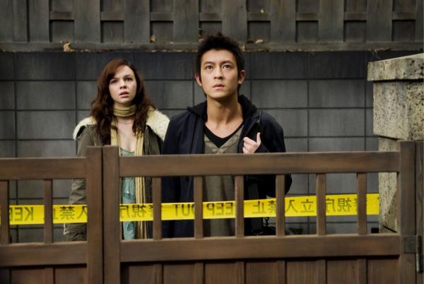 Bild 1 von 4: Aubrey (Amber Tamblyn, l.); Eason (Edison Chen, r.)