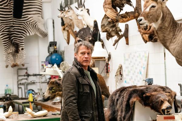 Bild 1 von 6: Um der Falllösung einen Schritt näher zu kommen, betritt Kommissar Matti Wagner (Pierre Besson) eine am Tatort gelegene Tierpräparationswerkstatt. Wird er einen neuen Hinweis finden?
