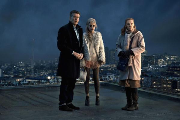 Bild 1 von 4: v.n.l.r.: Martin (Pierce Brosnan); Jess (Imogen Poots);Maureen (Toni Collette)
