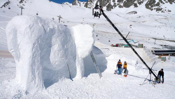 Bild 1 von 5: Im Bild: Bei den Dreharbeiten: der Schnee-Elefant für das \