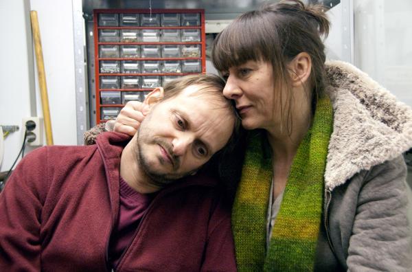 Bild 1 von 13: Zwischen der Wut über den Tumor und Hilflosigkeit gegenüber der Situation finden sich auch immer wieder schöne Momente zwischen Frank (Milan Peschel) und Simone (Steffi Kühnert).