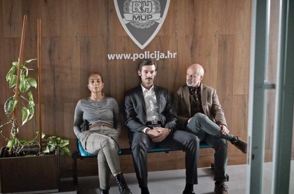 Bild 1 von 4: Die Ermittlerin Vesna (Sandra Loncaric, li.) und ihr Kollege Vladimir (Darko Milas, re.) wissen, dass sie ihrem Vorgesetzten Jakic (Mijo Jurisic, Mi.) nicht trauen dürfen.