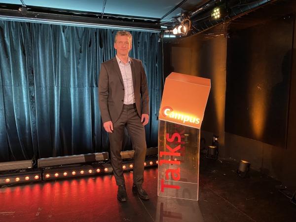 Bild 1 von 2: Diesmal erläutert der Atomphysiker Tobias Schaetz von der Albert-Ludwigs-Universität Freiburg, ob wir Quanten überhaupt brauchen - und wenn ja - wozu?