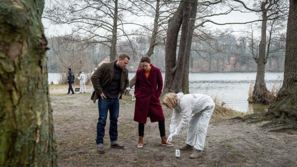 Bild 1 von 7: Kriminaltechnikerin Roswitha Prinzler (Silke Matthias, r.) zeigt Karoline Joost (Nike Fuhrmann, M.) und Lars Pöhlmann (Dominic Boeer, l.) Spuren von Patronenhülsen am Tatort. Der Täter hat zwei Mal auf den Toten geschossen. Für die Kommissare ist klar, was das bedeutet: Der Täter hat Daniel Kahlke unbedingt töten wollen. Doch warum musste der Hundezüchter sterben?