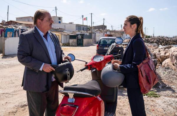 Bild 1 von 2: Im Bild: Eduardo Silva (Jürgen Tarrach) und Marcia (Vidina Popov) auf ungewohntem Terrain.