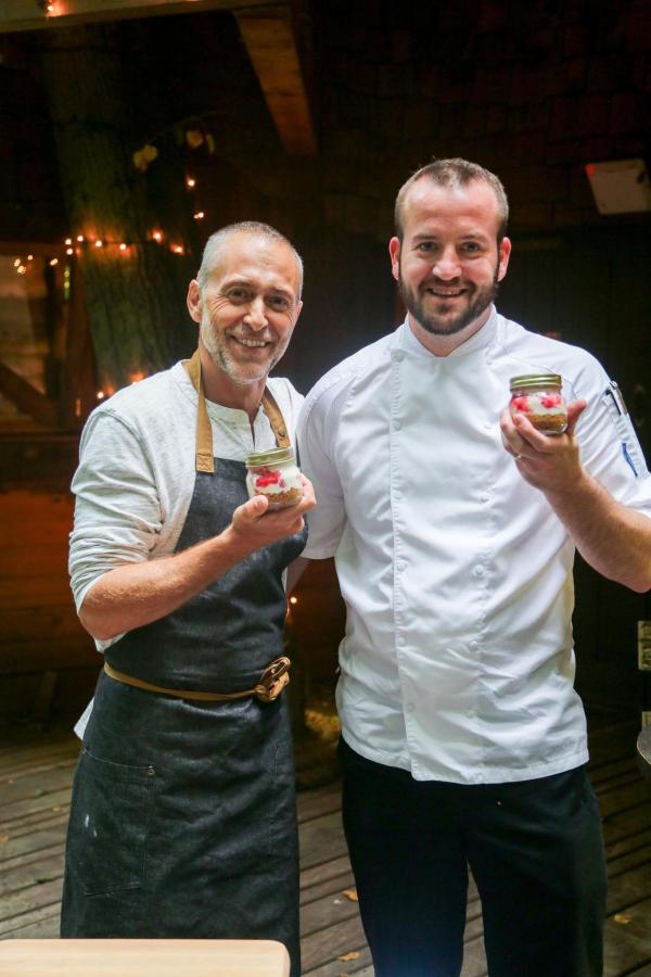 Bild 1 von 8: Im Bild: Michel Roux jr. (li.) zu Besuch im Restaurant \