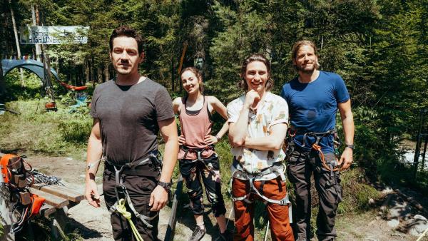 Bild 1 von 13: Im Bild: Mithilfe der Bergretter Markus Kofler (Sebastian Ströbel, r.) und Tobias Herbrechter (Markus Brandl, l.) bereiten Jule (Vivien Schug, 2.v.l., und Lenny (Béla Kampschulte, 2.v r.) alles für den Slackline-Wettbewerb vor.