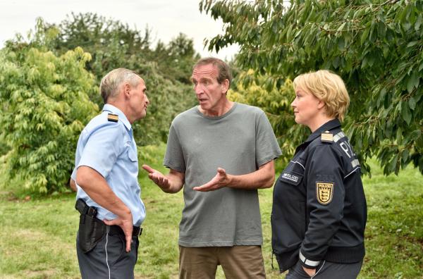 Bild 1 von 1: Nele (Floriane Daniel, rechts) und ihr neuer Kollege Paul Schott (Tim Wilde, links) versuchen herauszufinden, ob Fred Romberg (Jochen Nickel) etwas mit der Ermordung seines verhassten Nachbarn zu tun hat.