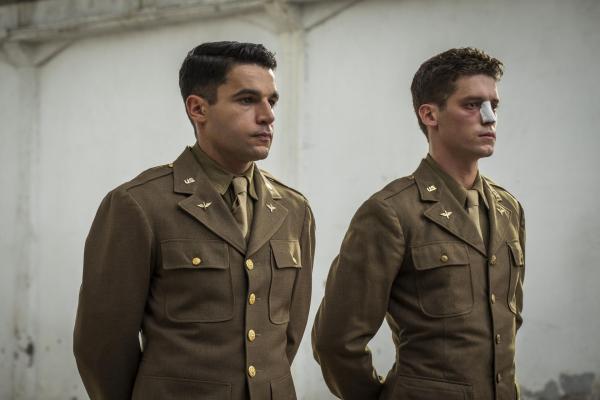 Bild 1 von 7: Yossarian (Christopher Abbott, l.); Clevinger (Pico Alexander, r.)