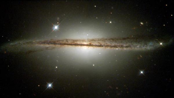 Bild 1 von 2: Das Hubble-Weltraumteleskop der NASA hat eine ungewöhnliche randständige Galaxie festhalten können und damit gezeigt, wie kollidierende Galaxien die Geburt neuer Sterne auslösen.