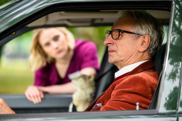 Bild 1 von 4: Mia Kunze (Antonia Döring, l.) und Ralf Schumann (Ingolf Lück, r.)