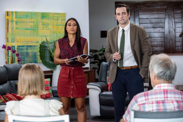 Bild 1 von 3: Als DS Cassell (Joséphine Jobert, 2.v.l.) und DI Parker (Ralf Little, 2.v.r.) die anderen Fallschirmspringer befragen, macht sie etwas nachdenklich. Um an Antworten zu kommen, müssen die Ermittler tiefer graben.