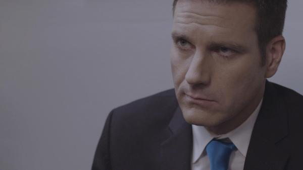 Bild 1 von 7: Ein rasender Hinterhalt an einem Hamburger-Imbiss führt zum Tod des 16-jährigen Gary Davis. Lt. Joe Kenda (Carl Marino) folgt Gerüchten und sucht nach einem geheimnisvollen jungen Mann mit einem lila Hut. Ist er der Täter?