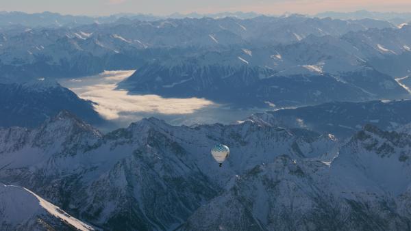 Bild 1 von 11: Bei der Überquerung der Alpen mit dem Heißluftballon braucht es gute Sicht und einen konstanten Wind aus Norden.