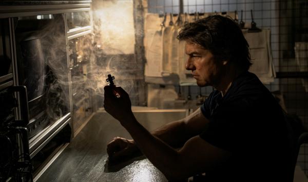 Bild 1 von 6: Tom Cruise plays Ethan Hunt in Mission: Impossible - The Final Reckoning from Paramount Pictures and Skydance.