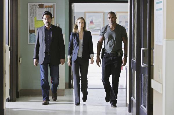 Bild 1 von 4: Versuchen, einen Serientäter zur Strecke zu bringen: Rossi (Joe Mantegna, l.), JJ (AJ Cook, M.) und Morgan (Shemar Moore, r.) ...