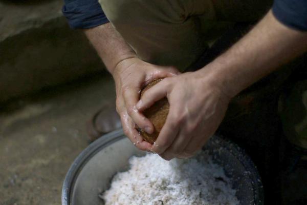 Bild 1 von 5: Einmal in der Woche bereitet Angelita eine Flasche frisches Öl aus dem geriebenen Fleisch der Kokosnuss zu.