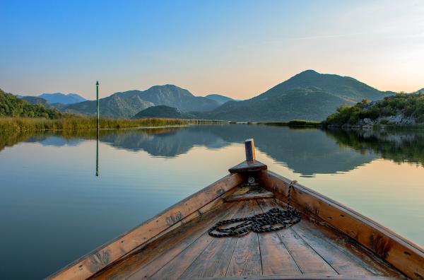 Bild 1 von 5: Der Skadar-See ist der größte Binnensee der Balkanhalbinsel und Heimat vieler Wasserpflanzen wie Seerosen und Wassernüssen.