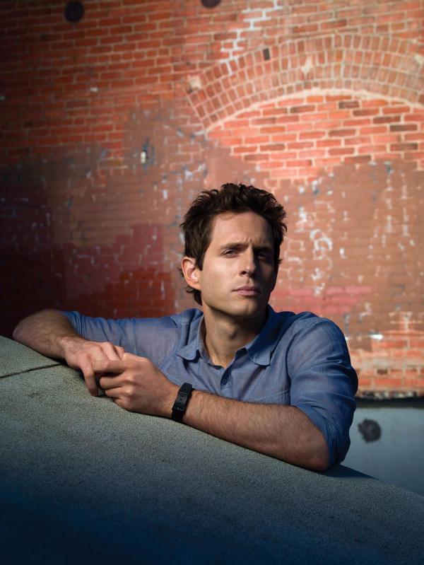 Bild 1 von 14: (5. Staffel) - Dennis (Glenn Howerton) ist der Zwillingsbruder von Dee und Mitbesitzer des Paddy's. Er legt besonderen Wert auf seine Kleidung und ist nach seiner eigenen Einschätzung unwiderstehlich ...