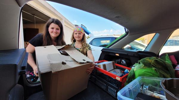 Bild 1 von 8: Sandra (l.) und Judith Roy (r.) beladen ihr Auto mit den Kisten für den Trödelmarkt.