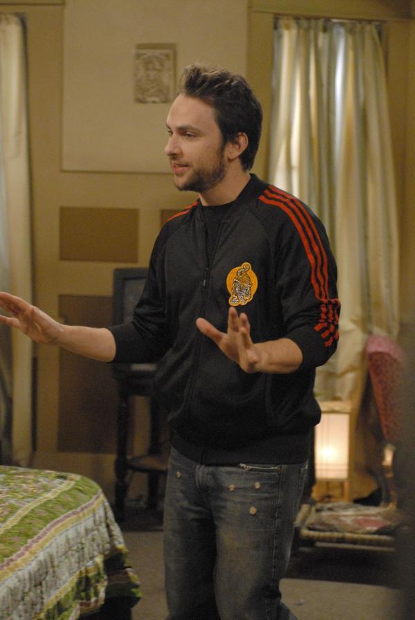 Bild 1 von 8: Charlie (Charlie Day), Mac und Dennis werden zu gemeinnütziger Arbeit verurteilt. Charlie will sich drücken und behauptet, er sei Alkoholiker. Schnell findet er sich bei einem Treffen der Anonymen Alkoholiker wieder.