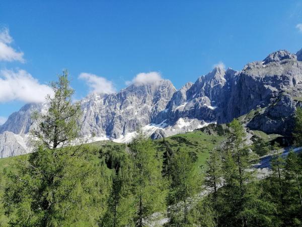 Bild 1 von 13: Im Bild: Das Dachstein-Gebirge nahe der Ortschaft Ramsau, mit Gipfeln bis zu 2995 Metern Höhe. Kletterparadies und Drehort der Serie \