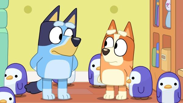 Bild 1 von 3: Bluey baut sich das perfekte Spielhaus aus Sofakissen und freut sich, dass Bingo, Mama und Papa nebenan ihre eigenen Häuser bauen. Alles ist super, bis Bingo Blueys Leseecke mit ihren Bauernhoftieren einnimmt. Bluey frägt Mama um Rat, wie sie mit der Situation umgehen soll.