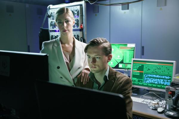 Bild 1 von 5: Angela Gerger (Brigitte Zeh, l.); David Bartz (Alexander Finkenwirth, r.)
